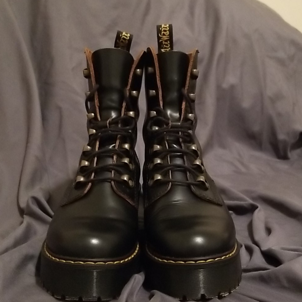 DR MARTENS LEONA BOOTS